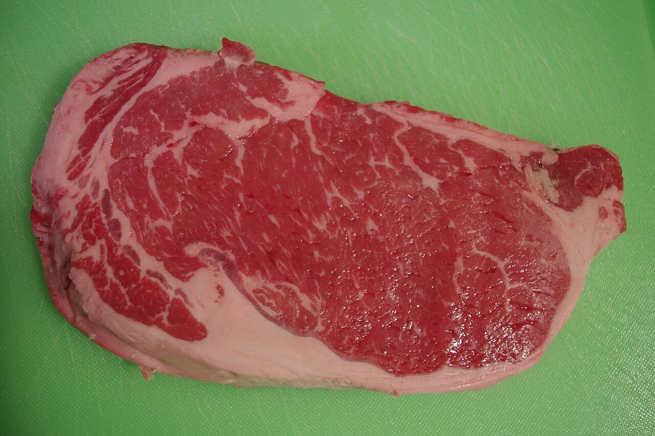 Syrový hovězí steak.