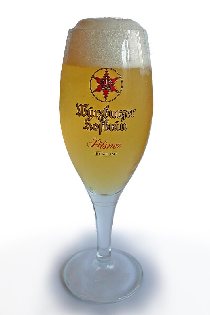 Pivo ve sklenici.