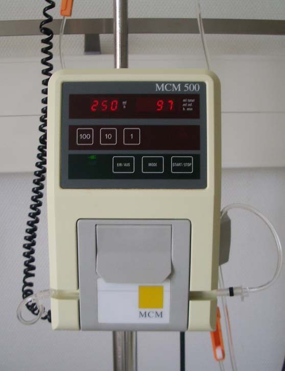 Infuzní pumpa jako ukázka vybavení pro podávání léčiv.