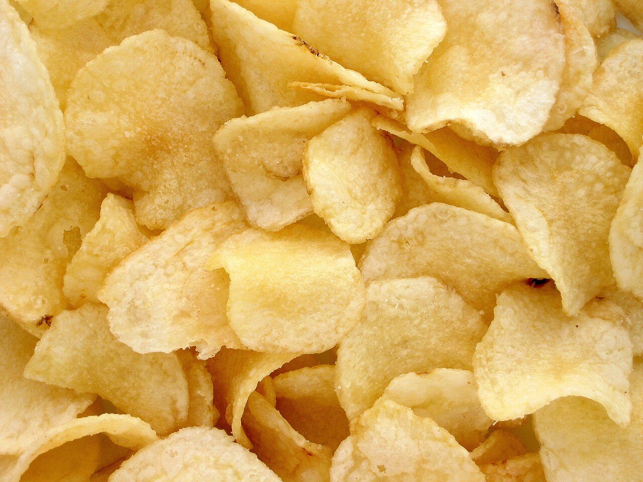 Smažené bramborové chipsy.