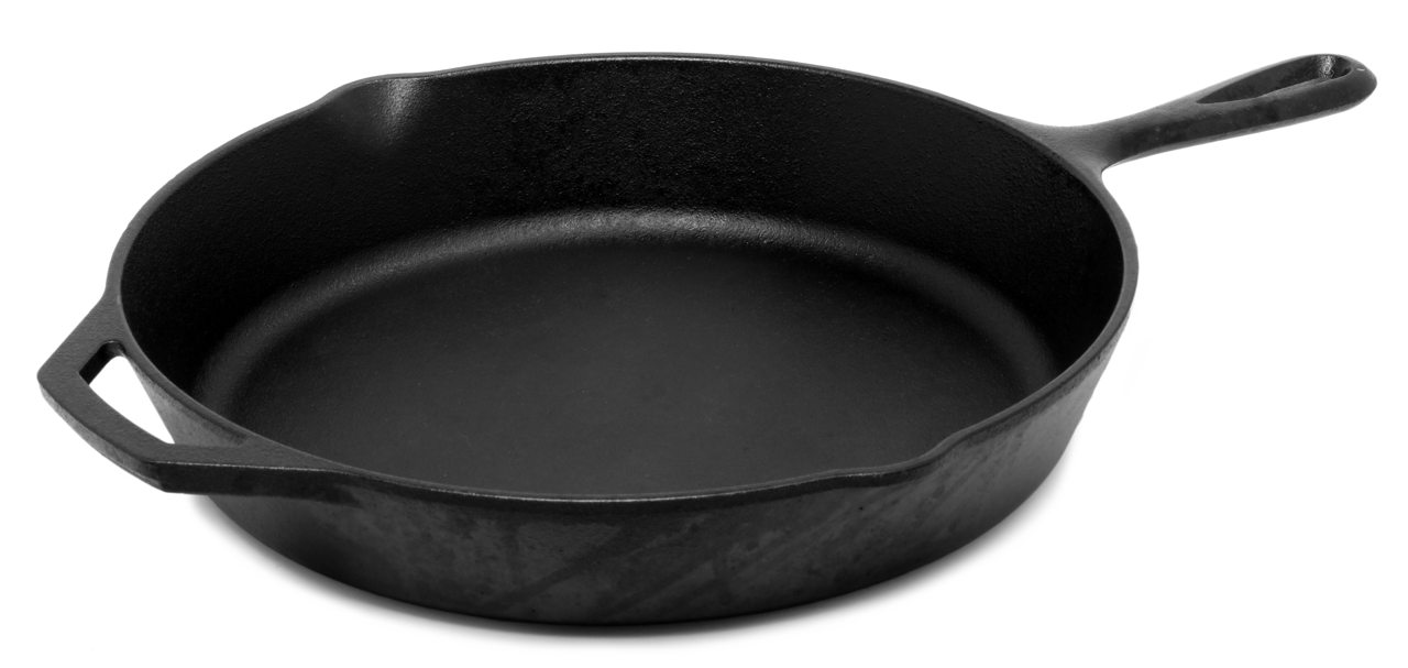 Litinová pánev s kovovým povrchem.