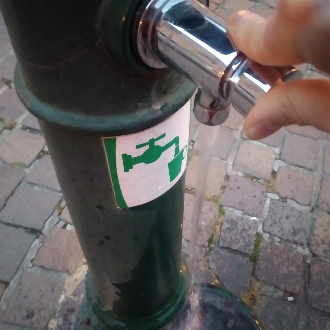 Veřejný kohoutek s označením pitné vody.